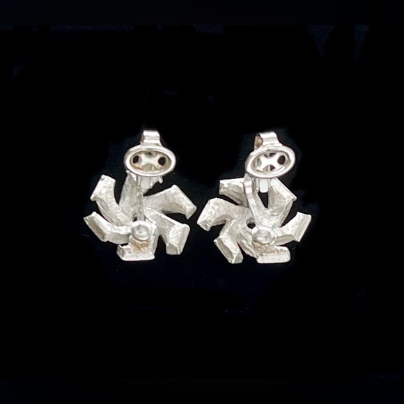 Vintage Trifari Silver Tone Clip on Earrings - Picture 3 of 4